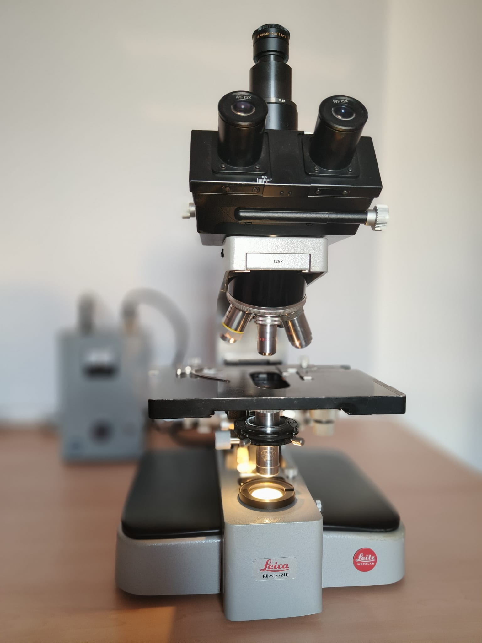 Microscopio Leitz Orthoplan en el espacio de trabajo